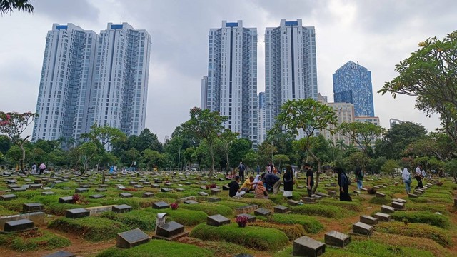 Warga melakukan ziarah kubur jelang Ramadhan di TPU Menteng Pulo, Jakarta Selatan, Rabu (22/3/2023). Foto: Hedi/kumparan