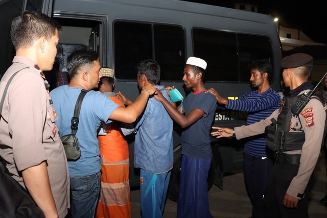 Polresta Banda Aceh menangkap 12 imigran Rohingya saat hendak kabur ke Sumut. Foto: Dok. Istimewa