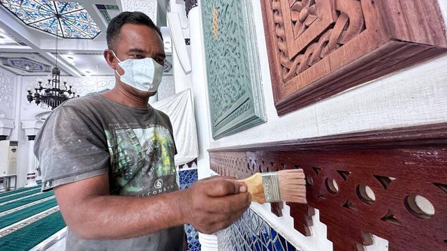 Petugas membersihkan Masjid Raya Baiturrahman, Banda Aceh. Foto: Suparta/acehkini 