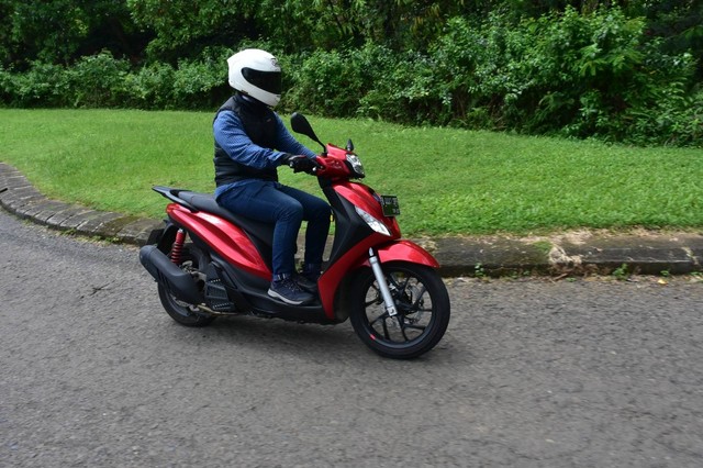 Posisi riding Piaggio Medley S 150 yang rileks. Foto: dok. Ary Dwinoviansyah