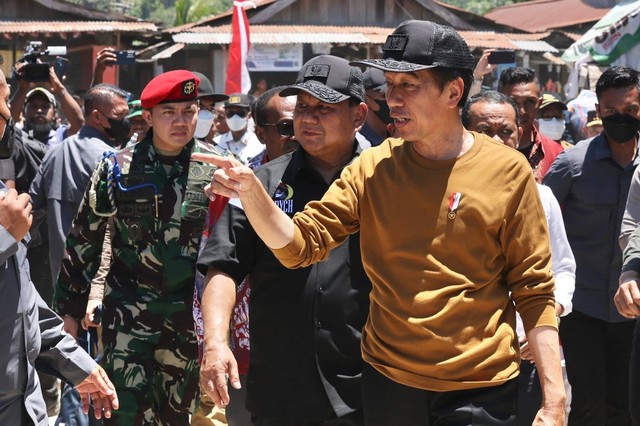 Presiden Jokowi didampingi Menhan Prabowo mengunjungi di Pasar Youtefa, Jayapura, Papua, Rabu (22/3/2023). Foto: Biro Pers Sekretariat Presiden