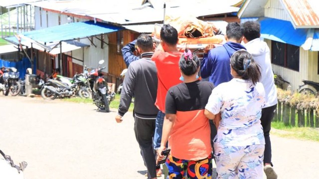 Jenazah Irwan saat dibawa ke masjid setempat. Foto: Polda Papua