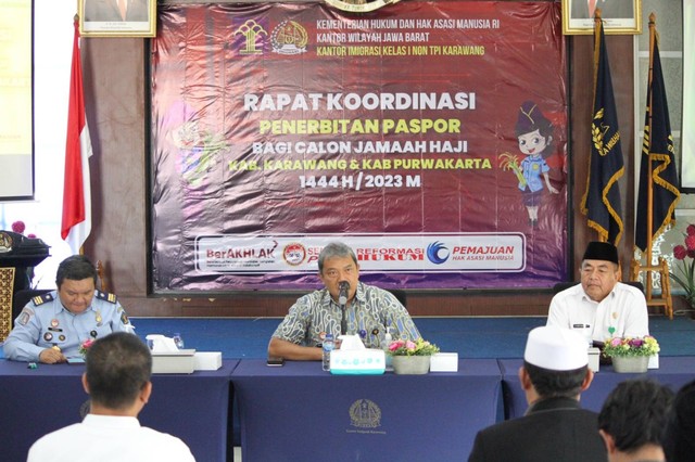 Kepala Kantor Imigrasi Kelas I Non TPI Karawang, Barlian Gunawan (tengah) saat Memimpin Rapat Koordinasi Penerbitan Paspor bagi Calon Jemaah Haji asal Kabupaten Karawang dan Purwakarta, Selasa (21/03). (Foto: Tim Humas Imigrasi Karawang).
