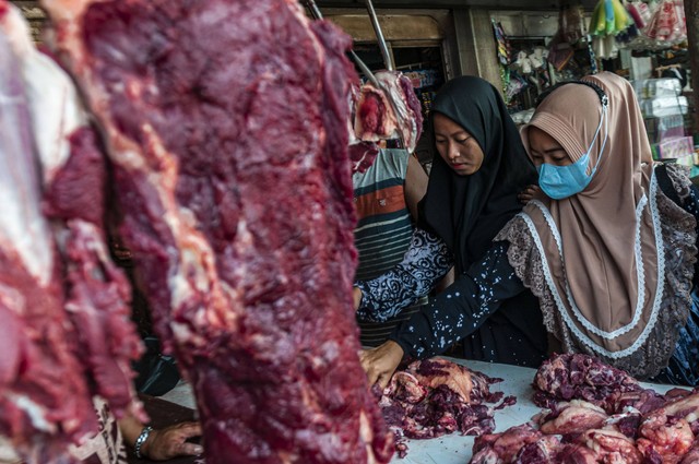 Pembeli melihat daging sapi di Pasar Rangkasbitung, Lebak, Banten, Rabu (22/3/2023). Foto: Muhammad Bagus Khoirunas/Antara Foto