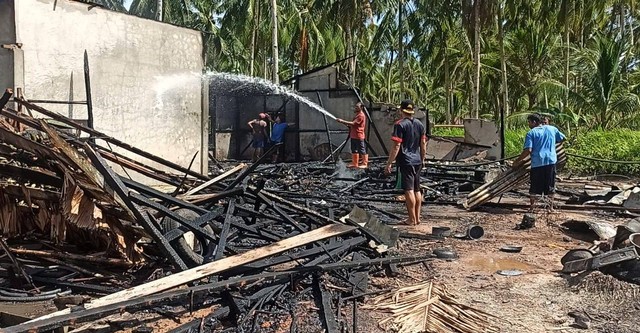 Rumah di Tanjung Mempawah ludes terbakar. Foto: M. Zain/Hi!Pontianak