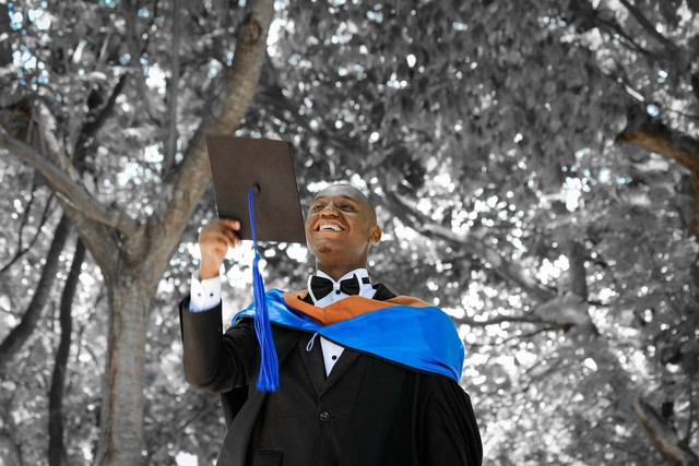 Ilustrasi wisuda, kado wisuda bermanfaat, foto: Pixabay