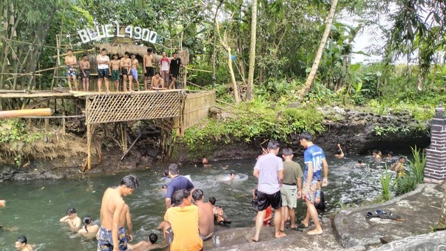 Wisatawan yang lakukan padusan di objek wisata Blue Lagoon Yogyakarta, RAbu (22/3/2023). Foto: Maria Wulan/Tugu Jogja