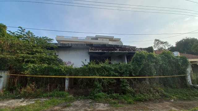 Rumah kosong lokasi penemuan mayat pria di Semarang. Foto: Intan Alliva/kumparan