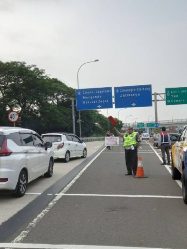 Warga memblokir tol Jatikarya, Bekasi, Jawa Barat, Rabu (22/3/2023). Foto: Dok. Istimewa