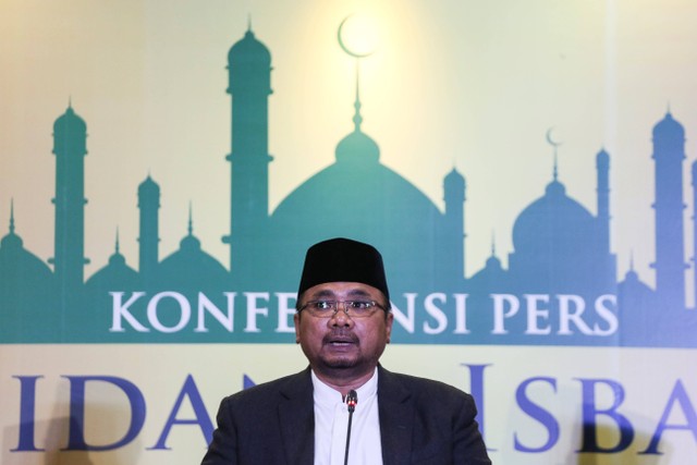 Menteri Agama RI Yaqut Cholil Qoumas memberikan keterangan pers penetapan 1 Ramadan 1444 H di Kantor Kementerian Agama, Jakarta, Rabu (22/3/2023).  Foto: Rivan Awal Lingga/Antara Foto