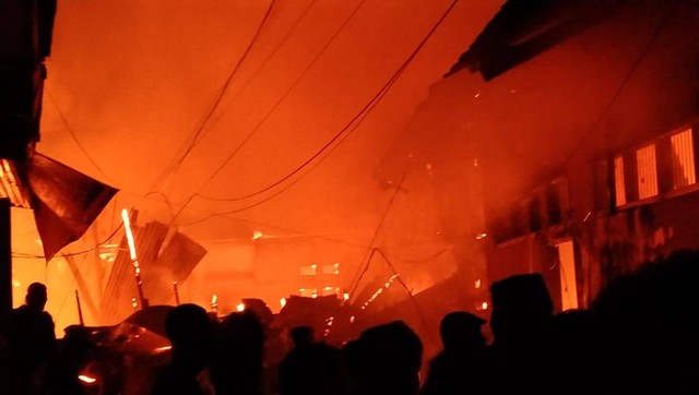 Tampak api berkobar menghanguskan puluhan rumah di Kompleks Pasar Baru Kota Sorong. Foto: Yanti/BalleoNEWS