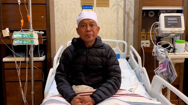 Ustad Das'ad Latif saat dirawat di RS Mount Elizabeth Singapore karena sakit. Foto: Dok. Istimewa