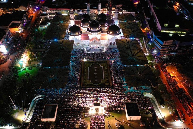 Malam tarawih pertama Ramadan 1444 H di Masjid Raya Baiturrahman, Banda Aceh. Foto: Abdul Hadi/acehkini
