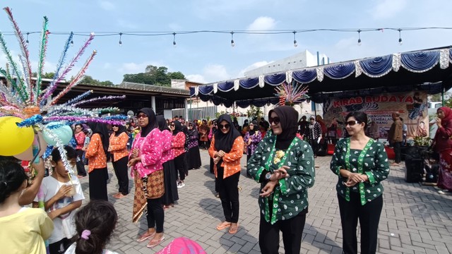 Perlombaan yel-yel antar RW (sumber : dokumen pribadi)