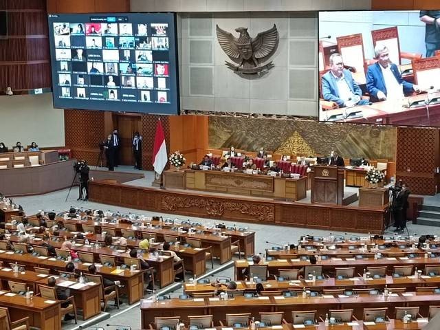 Rapat paripurna pengesahan perppu ciptaker menjadi undang-undang di Gedung DPR, Jakarta, Selasa (21/3). Foto: Zamachsyari/kumparan