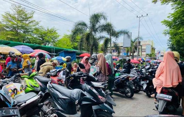 Sejumlah kendaraan roda dua menumpuk di badan jalan, tepatnya di depan Pasar Higienis Bahari Berkesan Ternate. Foto: Istimewa