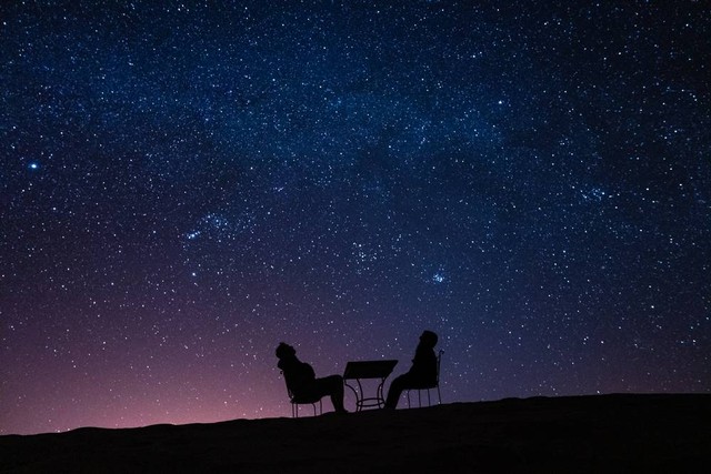 Ilustrasi stargazing. Foto: Shutterstock