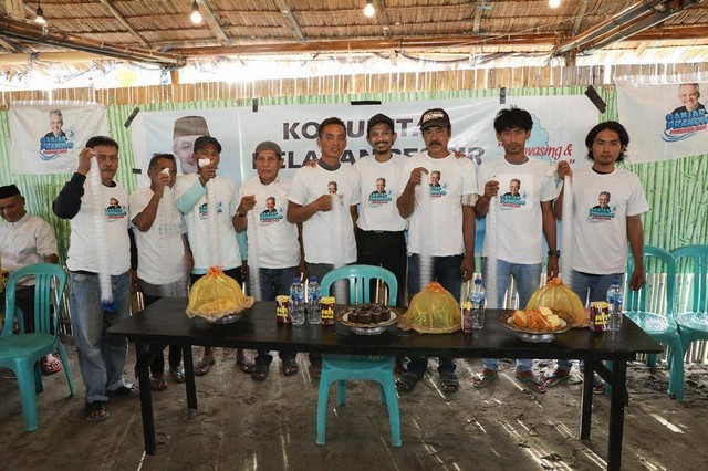 Komunitas Nelayan Pesisir Sulsel foto bersama usai memberikan bantuan alat operasional bagi nelayan di Desa Lero, Kecamatan Suppa, Kabupaten Pinrang, Sulawesi Selatan dengan kegiatan positif pada Rabu (22/3). Foto: Dok. Istimewa