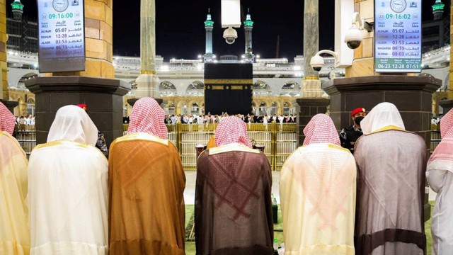 Umat muslim melaksanakan salat tarawih pertama Ramadhan 1444 H di Masjidil Haram, Makkah, Rabu (22/3/2023).  Foto: gph.gov.sa