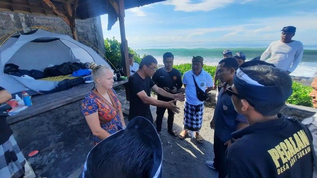 KG (40) dan BKW (25) nekat berkemah menikmati Nyepi di sebuah gazebo di Pantai Purnama, Sukawati. Dok. Humas Polda Bali