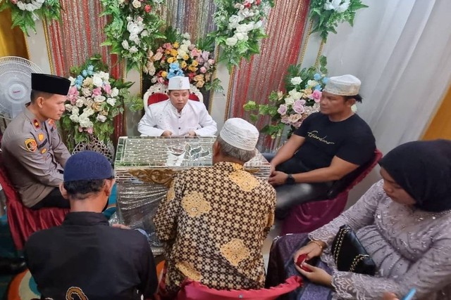 Prosesi pernikahan tersangka curanmor saat berlangsung di Polsek Medan Belawan. Foto: Polsek Medan Belawan