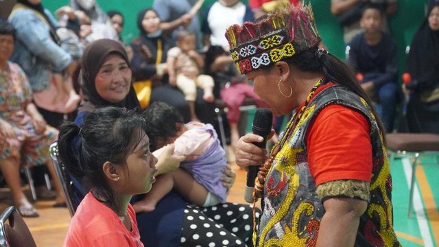 Ida Dayak saat mengobati ribuan warga dan anggota polisi di Polres Bogor. Foto: Dok. Istimewa