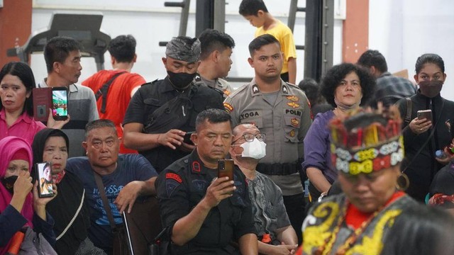 Warga dan anggota polisi menunggu antrean untuk berobat ke Ida Dayak di Polres Bogor. Foto: Dok. Istimewa