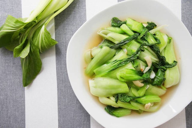 Ilustrasi Menu Sahur: Pakcoy Bawang Putih. Foto: Shutterstock