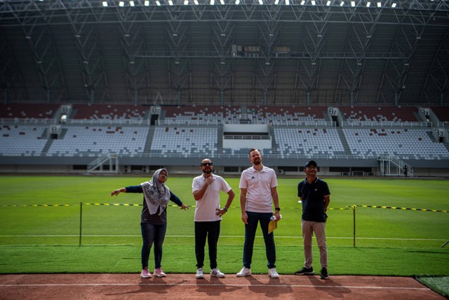 Venue Management FIFA Sunni Kohli (kedua kiri) didampingi perwakilan Delegasi FIFA meninjau Stadion Gelora Sriwijaya Jakabaring (GSJ) di Jakabaring Sport City (JSC) Palembang, Sumatera Selatan, Kamis (23/3/2023). Foto: Nova Wahyudi/ANTARA FOTO