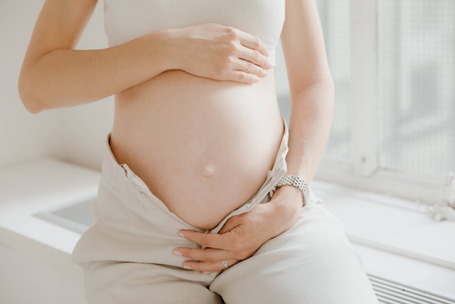 Terlalu lama duduk saat hamil bisa menyebabkan beberapa masalah kesehatan. Foto: Pexels.com
