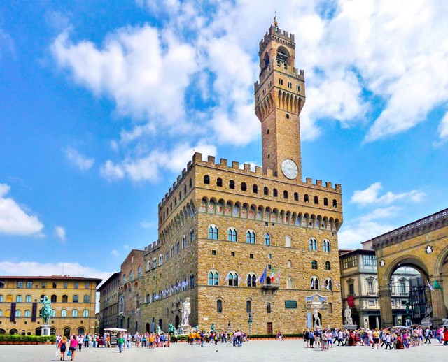 Piazza della Signoria, salah satu alun-alun populer di Firenze, Italia. Foto: canadastock/Shutterstock