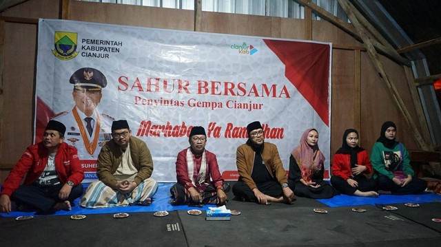 Ketua DPD PDI Perjuangan Jawa Barat, Ono Surono punya cara lain untuk mengasah kepekaan sosial. Dia mengajak anak dan istrinya untuk memilih sahur pertama ramadhan tahun ini di lokasi penampungan korban bencana gempa, di Cugenang, Cianjur, Kamis (23/3). Foto: Tomi Indra