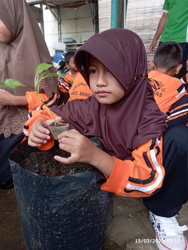 Pengenalan tanaman kepada anak (Foto Pribadi)