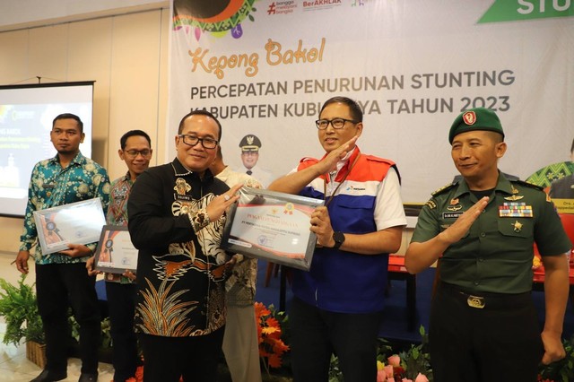 Pemkab Kubu Raya memberikan penghargaan kepada Pertamina DPPU Supadio. Foto: Dok. Istimewa