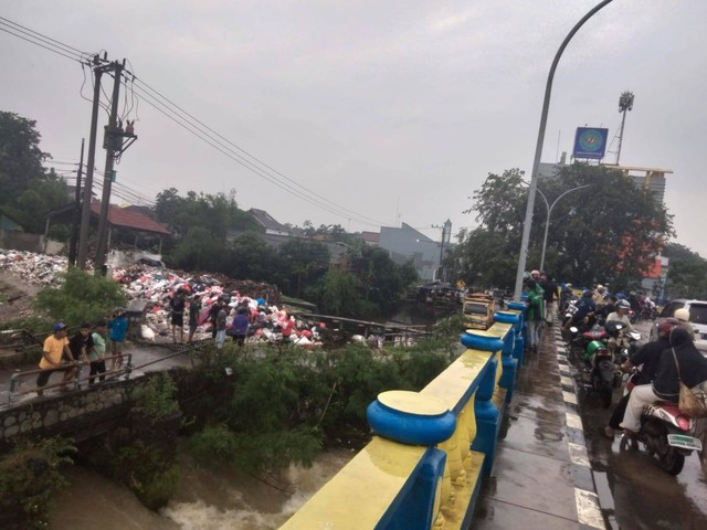 Foto Kerumunan Orang di Jembatan KW6 melihat Kasus orang Tercebur, 15 Maret 2023 (Dok. Pribadi)