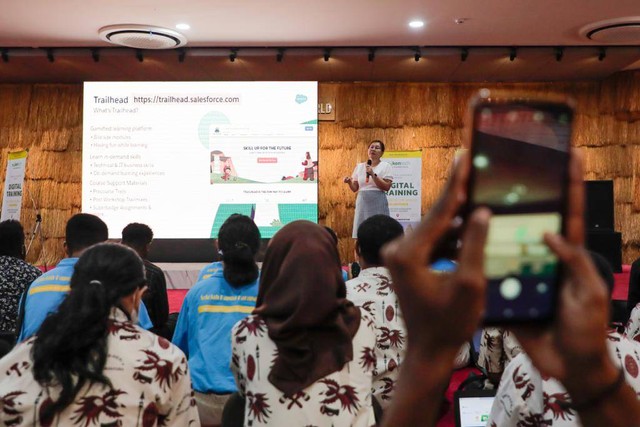 Papua Youth Creative Hub (PYCH) bersama Nokentech dan Salesforce dalam menggelar pelatihan customer relationship management (CRM). Foto: Dok. Istimewa