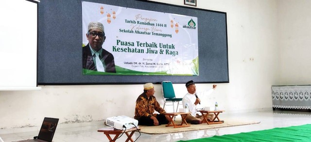 Ketua yayasan Alkautsar sedang menyampaikan sambutan dalam pengajian tahrib Ramadhan.