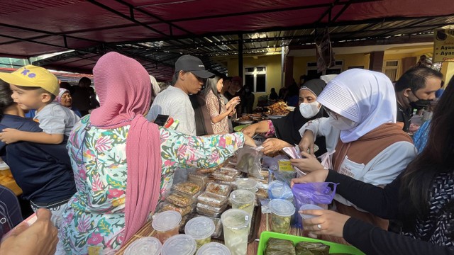 Warga membeli takjil di kawasan Bendungan Hilir (Benhil), Jakarta, Kamis (23/3). Foto: Fariza Rizky Ananda/kumparan