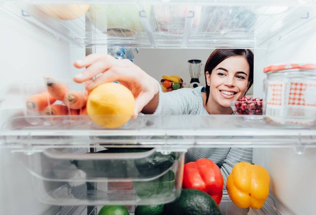 Kulkas yang sudah tidak dingin dapat memengaruhi kesegaran buah, sayur, maupun bahan makanan lain yang disimpan. Foto: Shutterstock