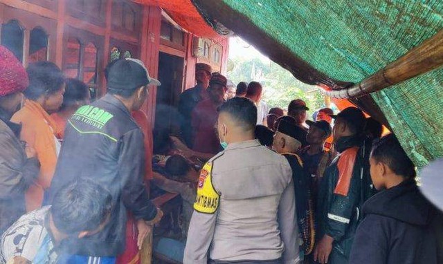 Keterangan foto: Warga Colol saat mengevakuasi korban.Foto : Dok. Polsek Borong.