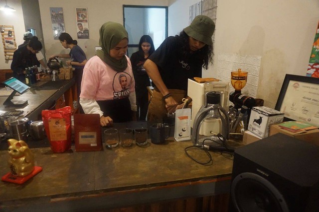 Pelatihan barista yang digelar Srikandi Ganjar Jabodetabek bersama Cafe Poetra Bangsa di Cibinong Baru, Kabupaten Bogor. Foto: Dok. Istimewa