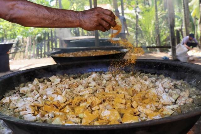 Menabur bumbu untuk memasak kuah beulangong, kuliner khasa Aceh, Foto: Suparta/acehkini