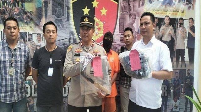 Polisi saat gelar perkara kasus penikaman pria di OKI. (ist)