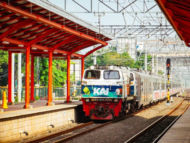 Kereta dengan stiker tematik Lebaran di Stasiun Bekasi Foto: Rizki Fajar Novanto/kumparan