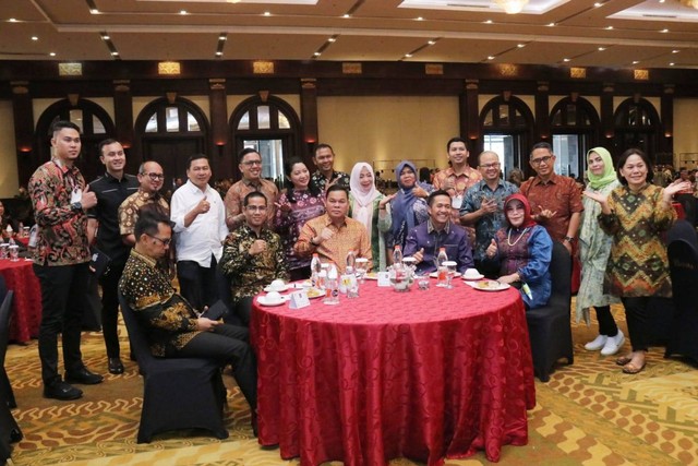 Sekda Kota Palembang, Ratu Dewa, dan jajaran saat menerima SPM Award dari Kemendagri. (dok. Kominfo Palembang)