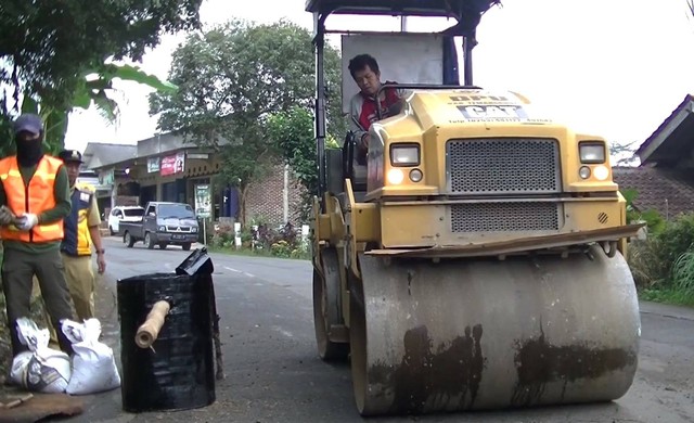 Para pekerja menyelesaikan pengaspalan jalan di Kabupaten Temanggung. Foto: ari/Tugu Jogja