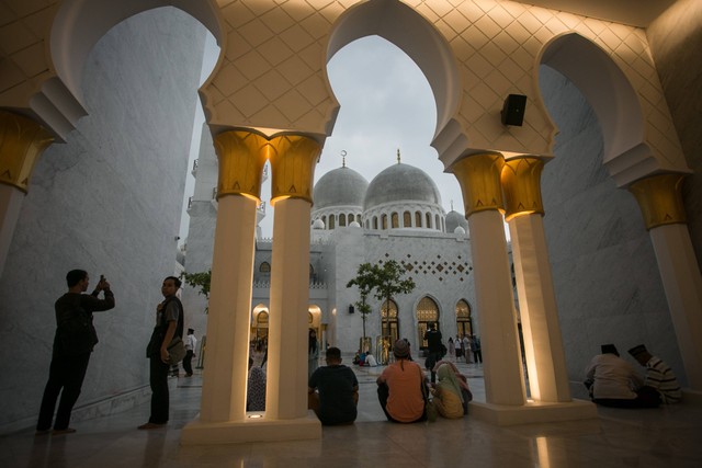 Sejumlah warga menunggu waktu berbuka puasa (ngabuburit) di Masjid Raya Sheikh Zayed, Solo, Jawa Tengah, Kamis (23/3/2023). Foto: Mohammad Ayudha/Antara Foto