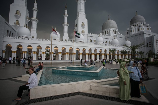 Sejumlah warga menunggu waktu berbuka puasa (ngabuburit) di Masjid Raya Sheikh Zayed, Solo, Jawa Tengah, Kamis (23/3/2023). Foto: Mohammad Ayudha/Antara Foto