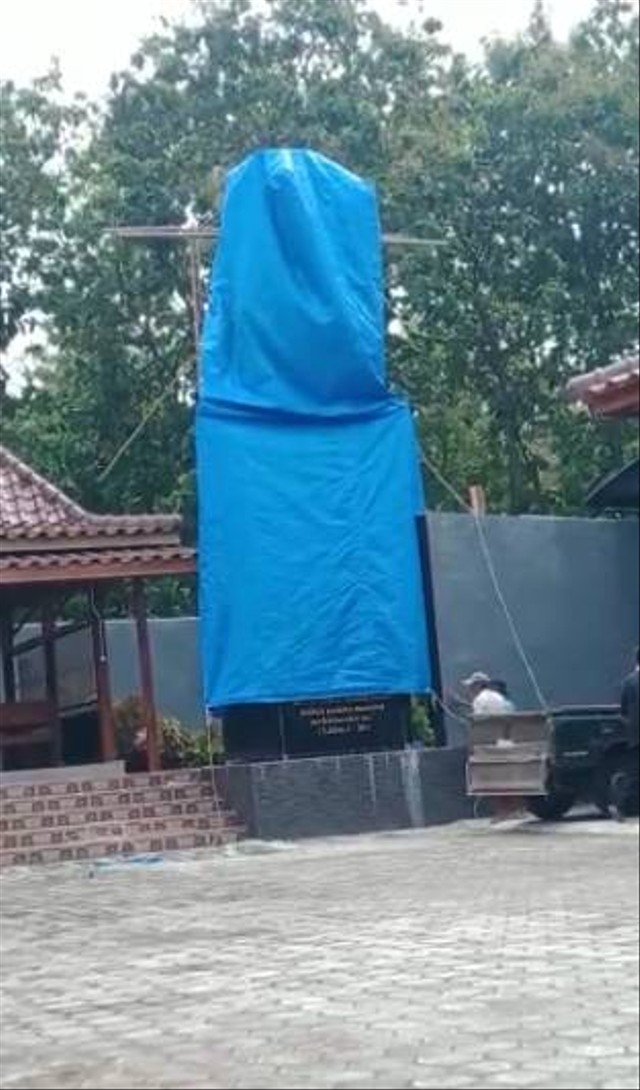 Penutupan patung Bunda Maria di Rumah Doa Sasana Adhi Rasa St Yakobus di Pedukuhan Degolan, Bumirejo, Lendah, Kabupaten Kulon Progo menggunakan terpal. Foto: Dok. Istimewa