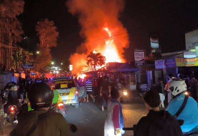 Kebakaran di Jalan Imam Bonjol, Sukajawa, Tanjung Karang Barat, Kota Bandar Lampung. | Foto: ist